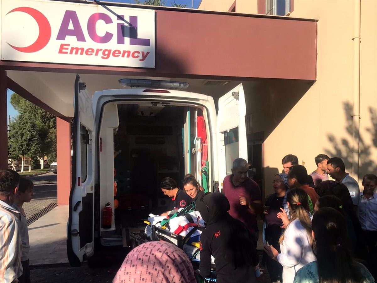 Manisa\'da öğrenci servisi devrildi: 12 yaralı