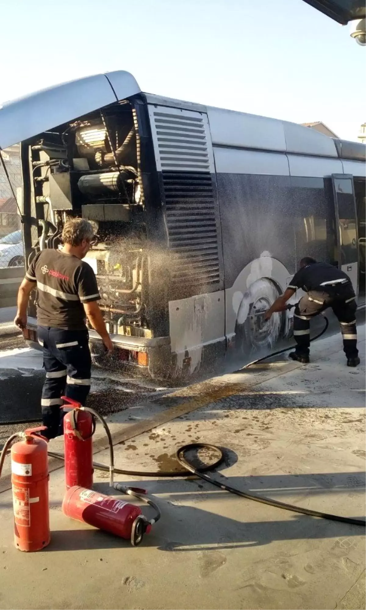 Metrobüste yangın çıktı, seferler aksadı