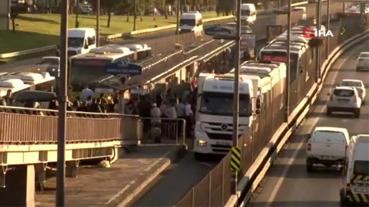 Metrobüste yangın çıktı, seferler aksadı