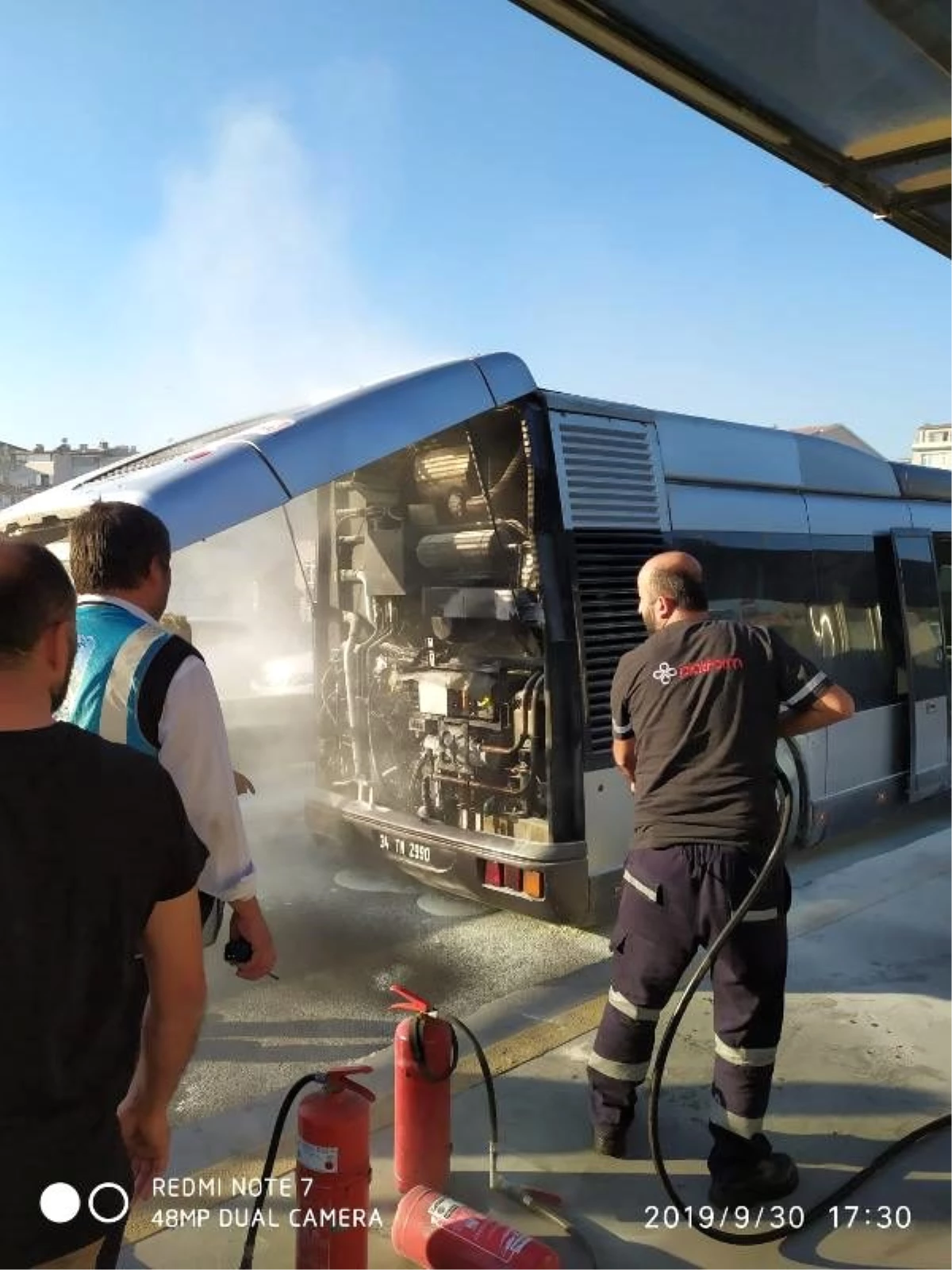 Metrobüste yangın; seferler aksıyor (1)