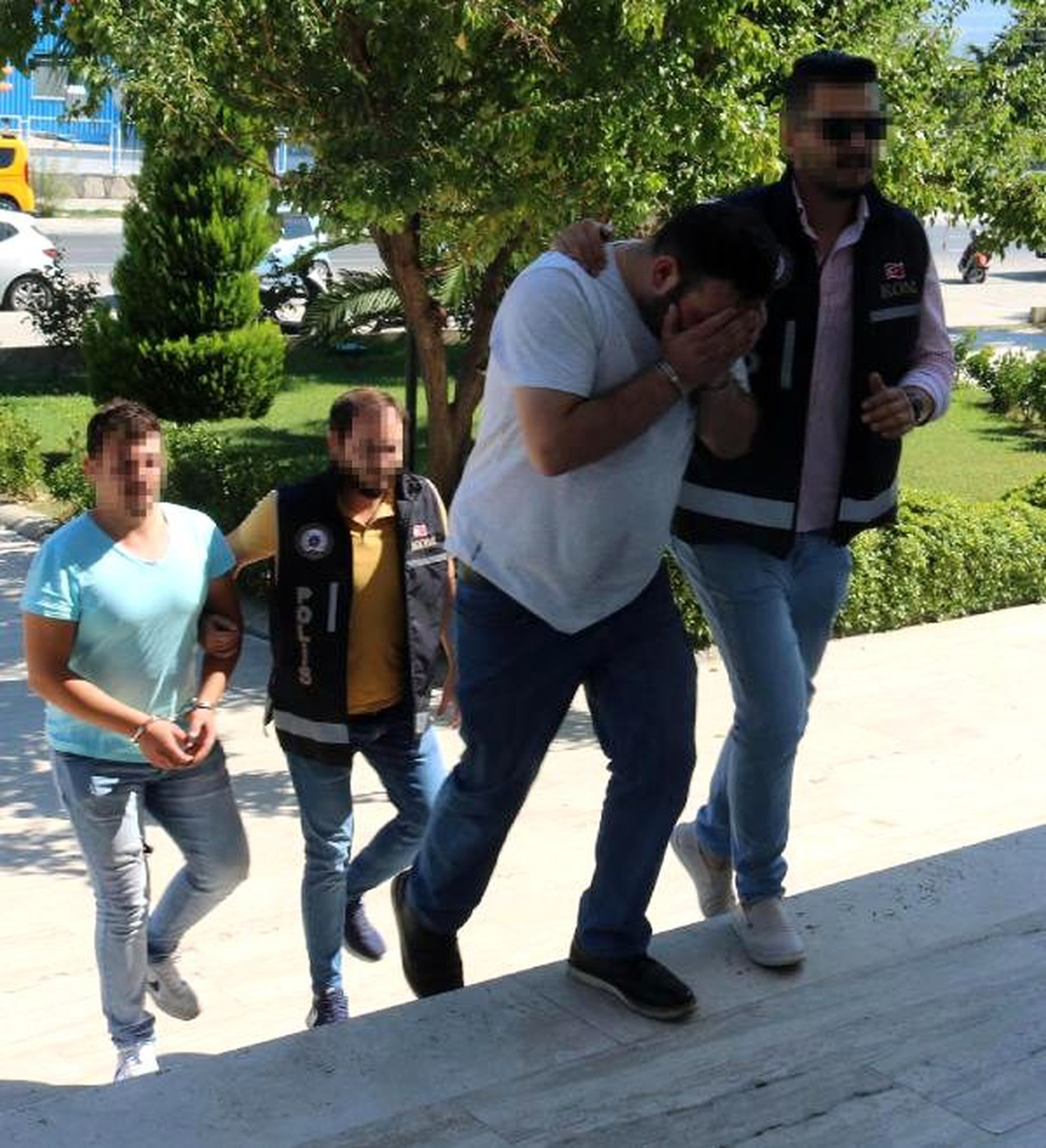 Milas\'ta 25 kaçak göçmen ile 2 organizatör yakalandı