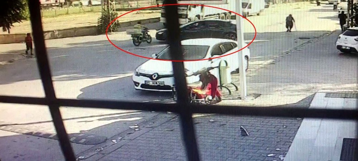Motosiklet sürücüsü otomobile böyle çarparak öldü