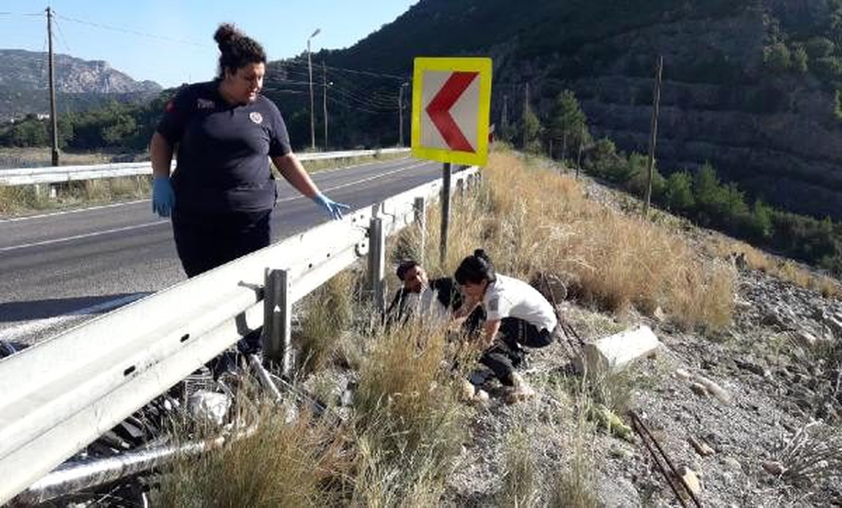 Motosiklet sürücüsünün bariyerlere çarpma anı güvenlik kamerasında