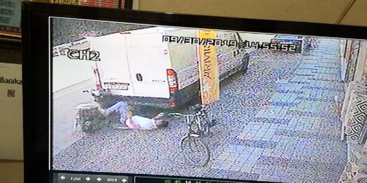 Motosikletin park halindeki minibüse çarpma anı kamerada