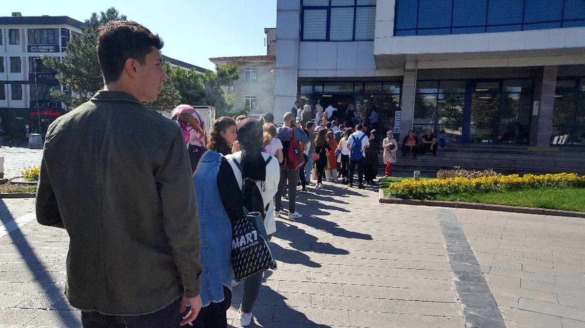Öğrencilerden öğrenci kartlarına yoğun ilgi