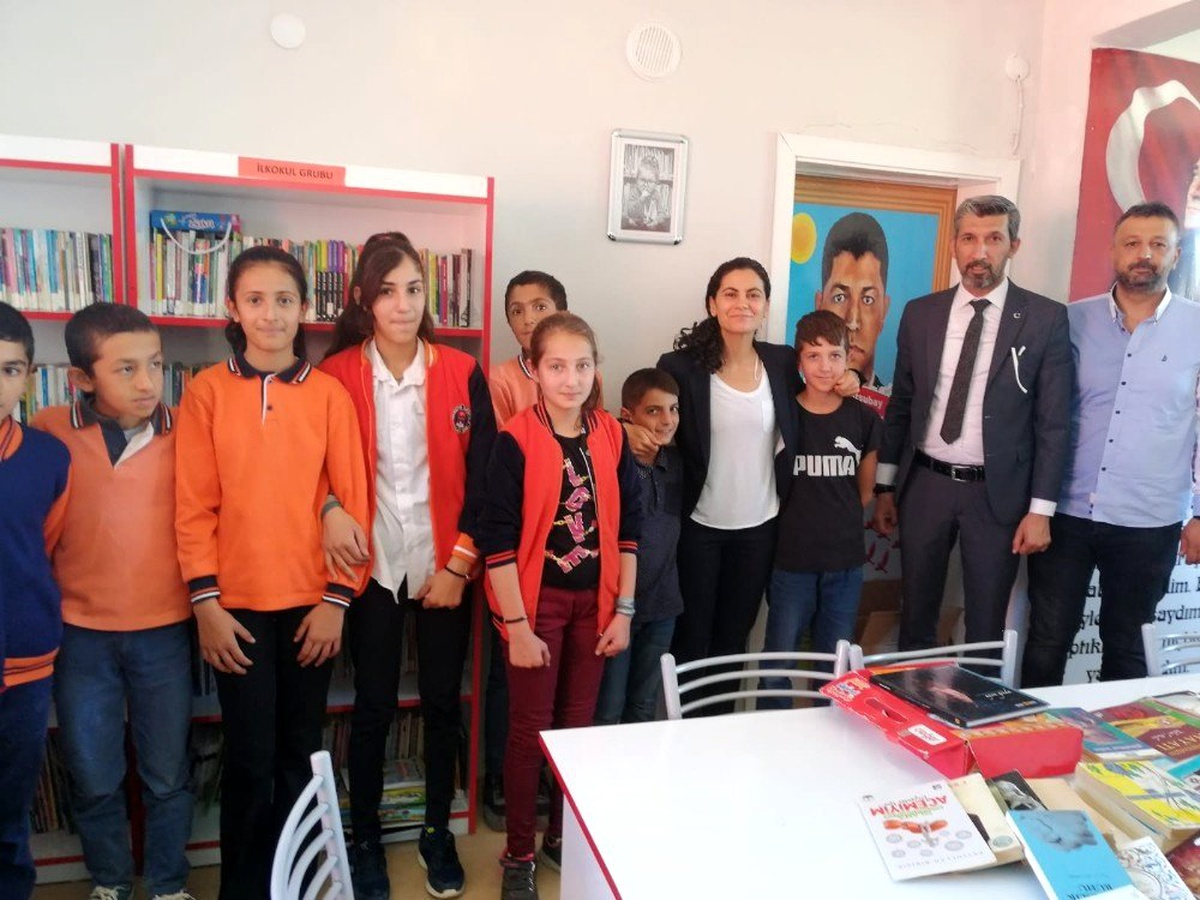 Okul kütüphanesine kitap yardımında bulunuldu