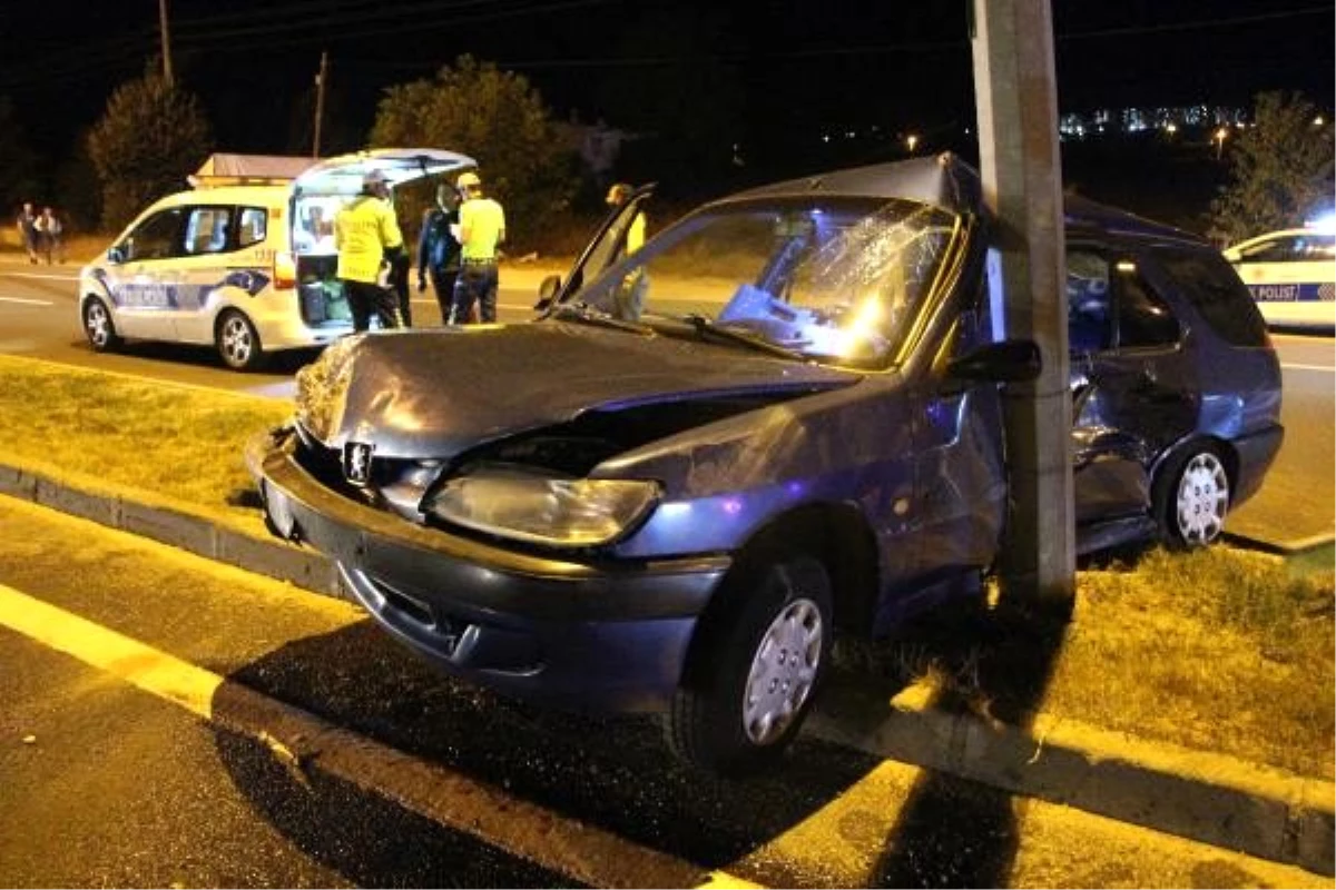 Önce önündeki otomobile, ardından aydınlatma direğine çarptı