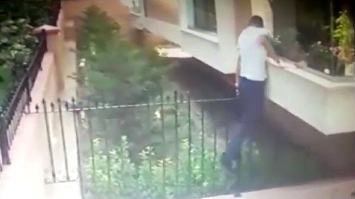Örümcek adam hırsızlar kamerada