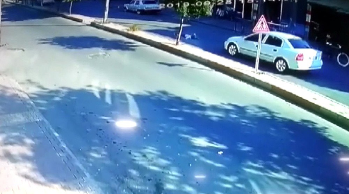 Otomobilin çarptığı çocuk metrelerce havaya fırladı
