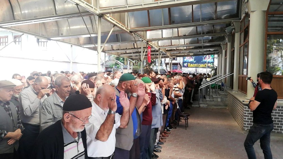 Oyun oynarken otomobilin çarptığı küçük çocuk toprağa verildi