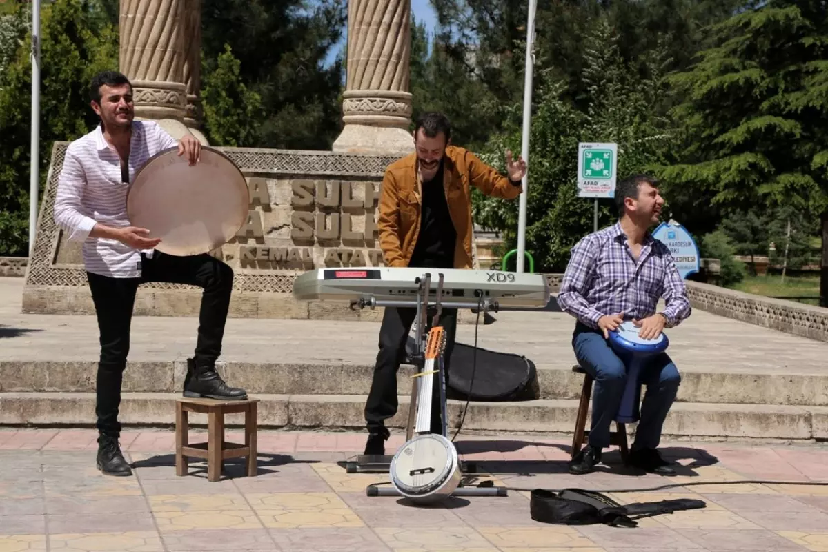 Oyuncuları sokak müzisyeni sandılar