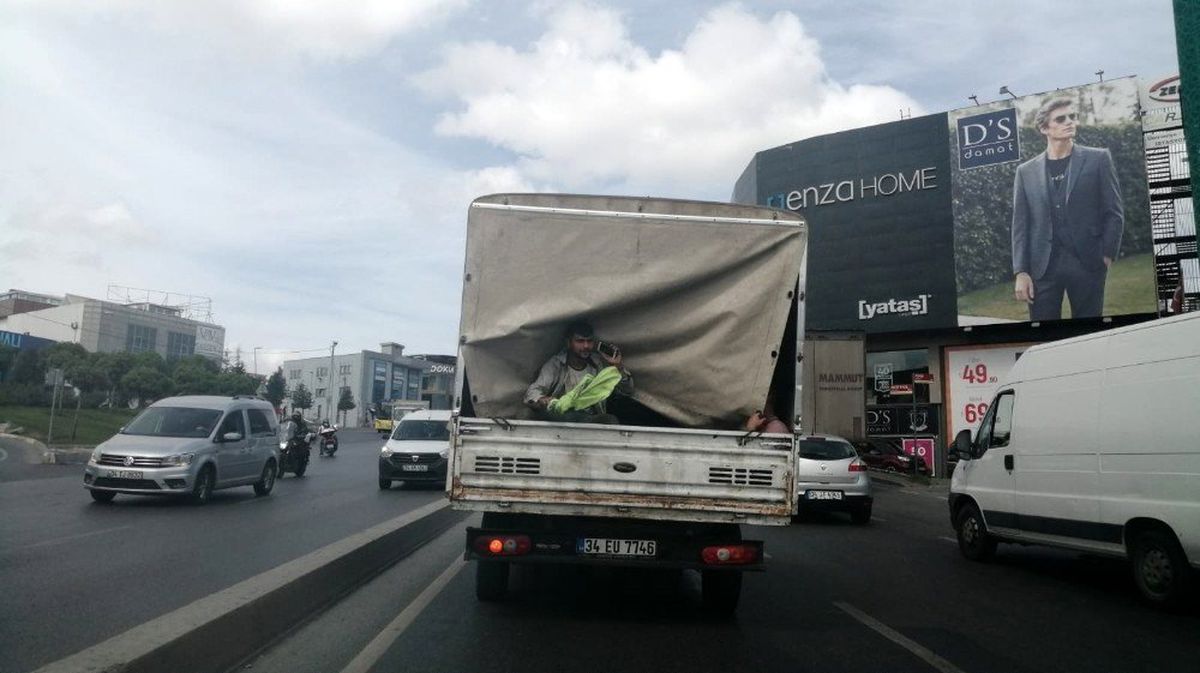 (Özel) Kamyonet kasasındaki şahsın tehlikeli dansı kamerada