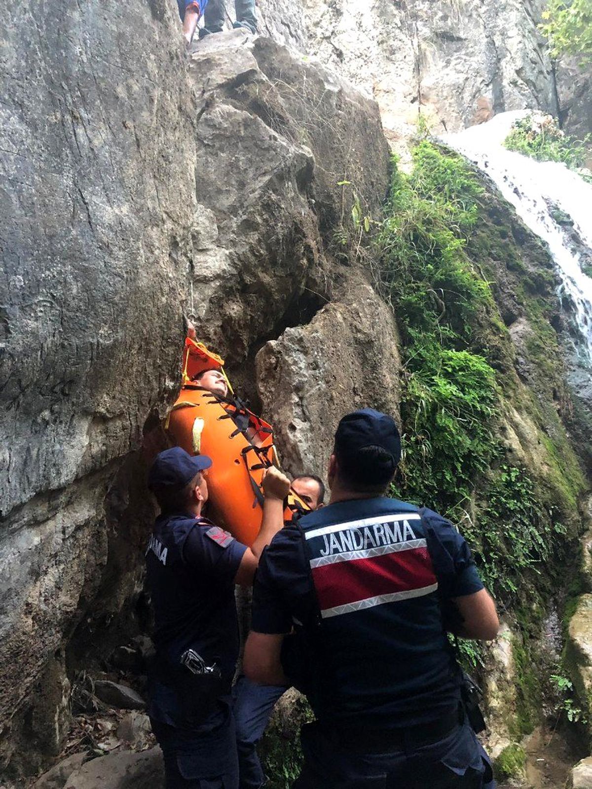 (ÖZEL) Şelaleden düşen turist ölümden döndü