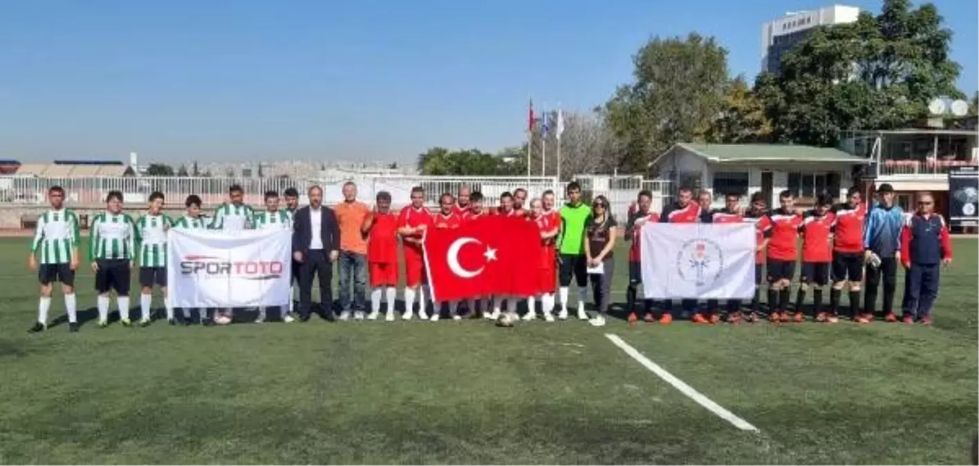 Özel sporcular başkent futbol kupası\'nda şampiyon amatör sporcular