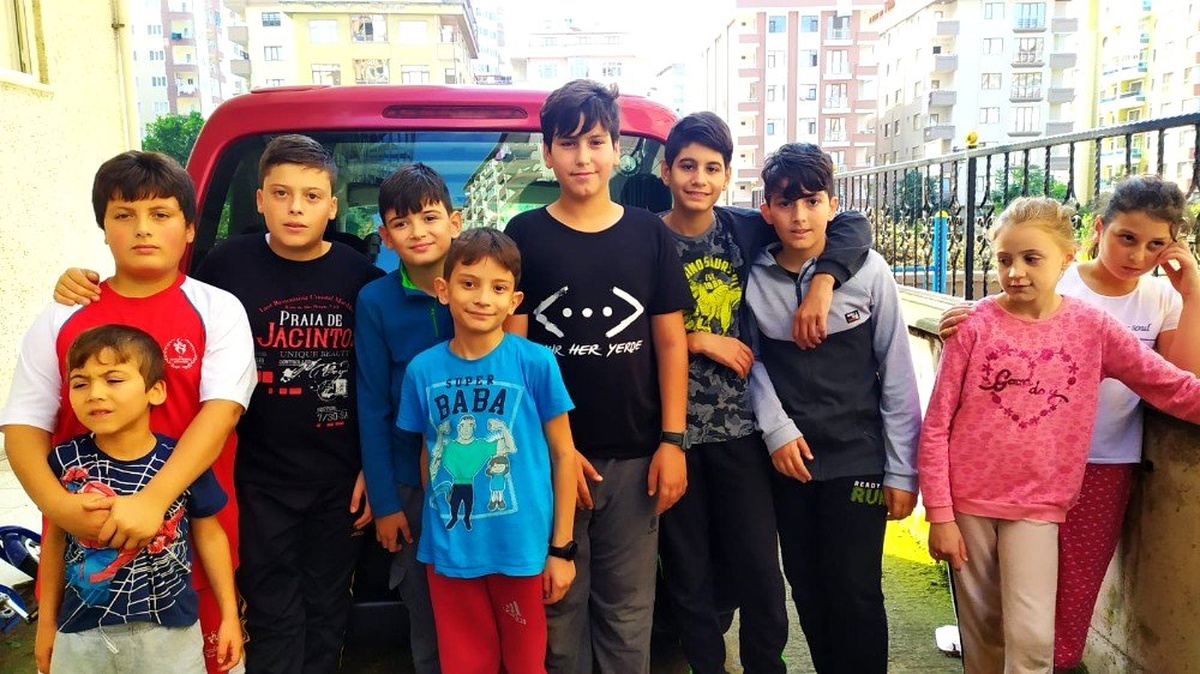 Rize\'de miniklerin kedi kurtarma operasyonu