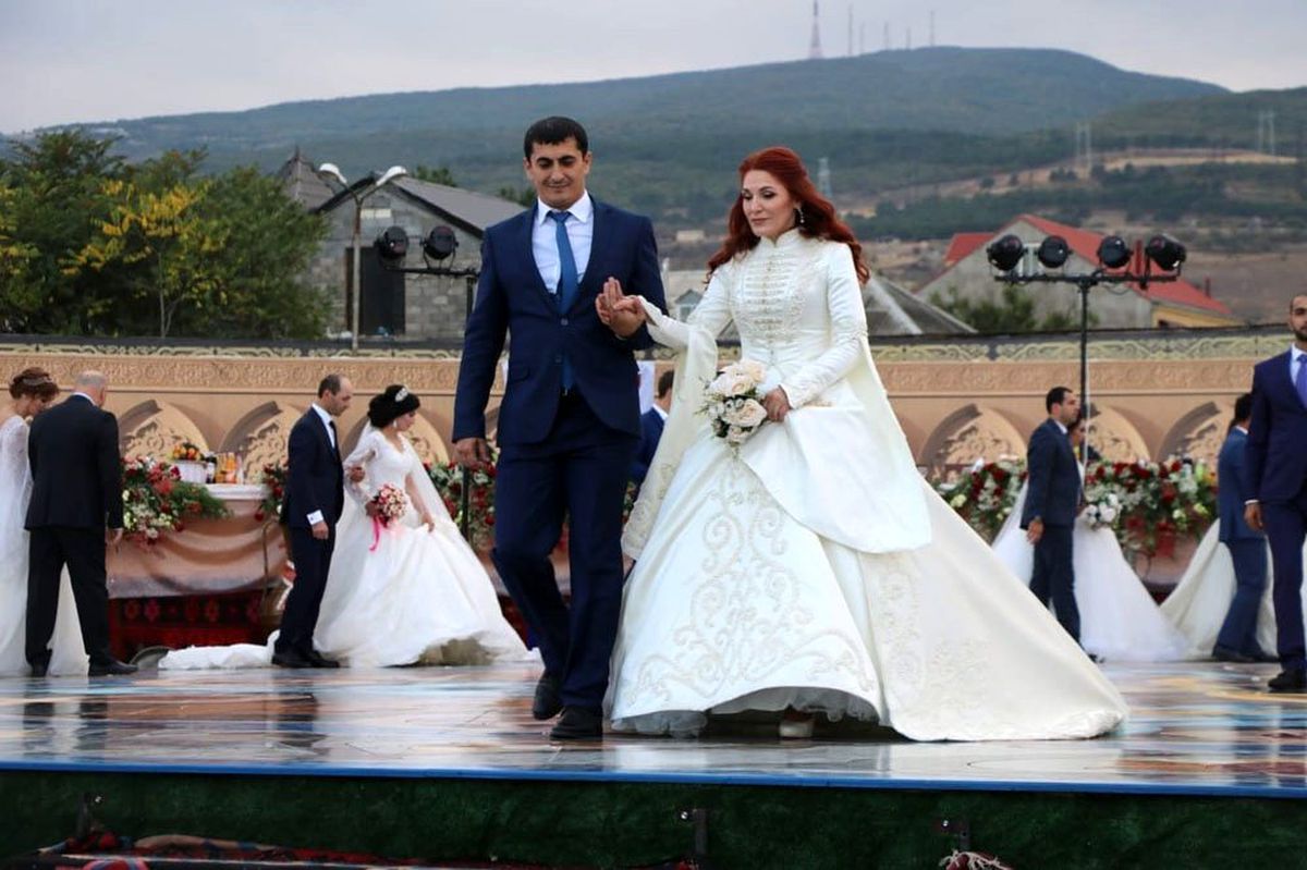 Rusya\'da 30 farklı milletten çift evlenerek rekorlar kitabına girdi