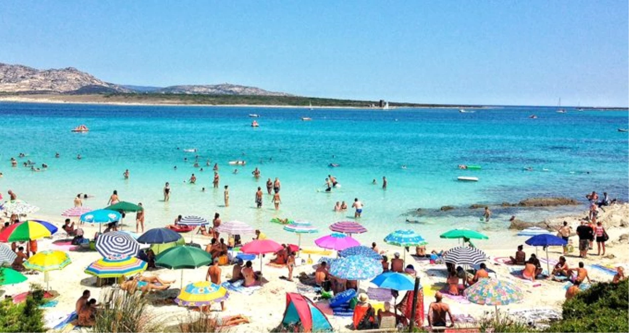 Sardinya Adası\'ndan kum alanlara 3 bin euroya kadar ceza kesiliyor
