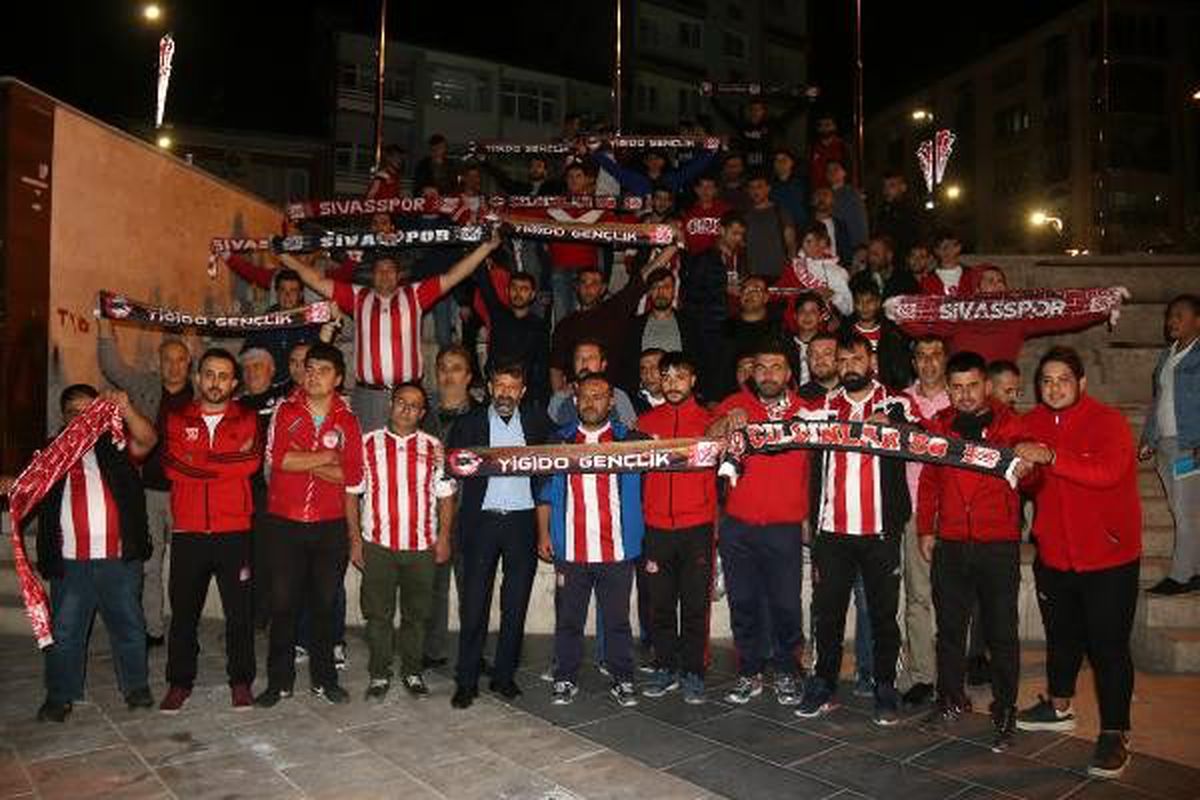 Sivassporlu taraftarlardan hakem protestosu