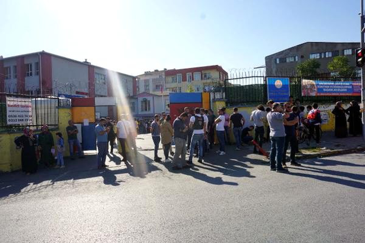 Sultangazi\'de tatil edilen okulun velileri eylem yaptı