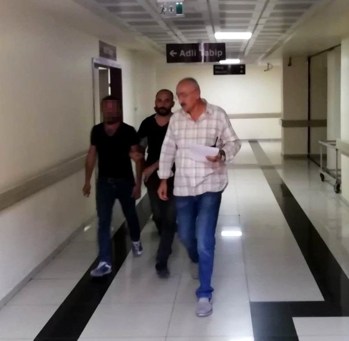 Tartıştığı eşini bıçakladı