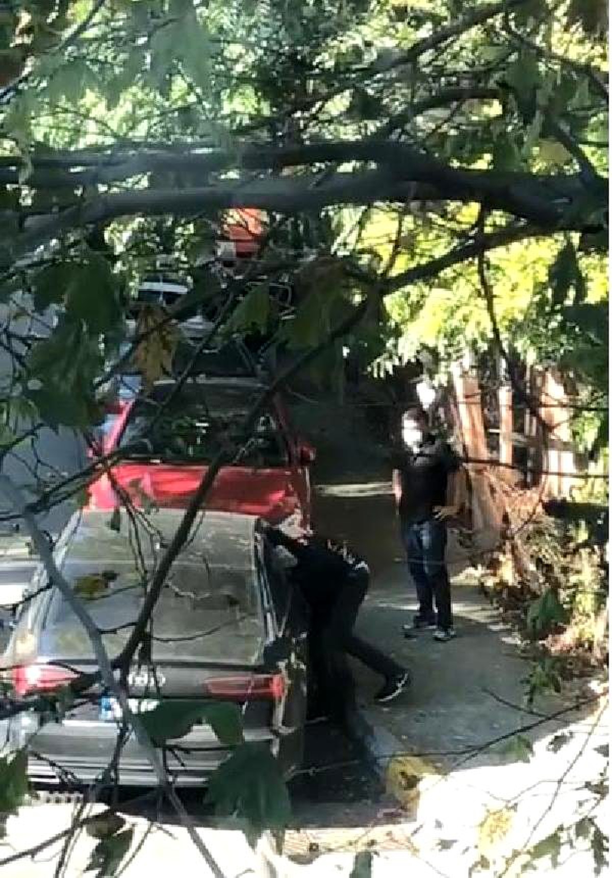 Toz maskeli hırsızlar otomobilin camını kırıp çantayı çaldı