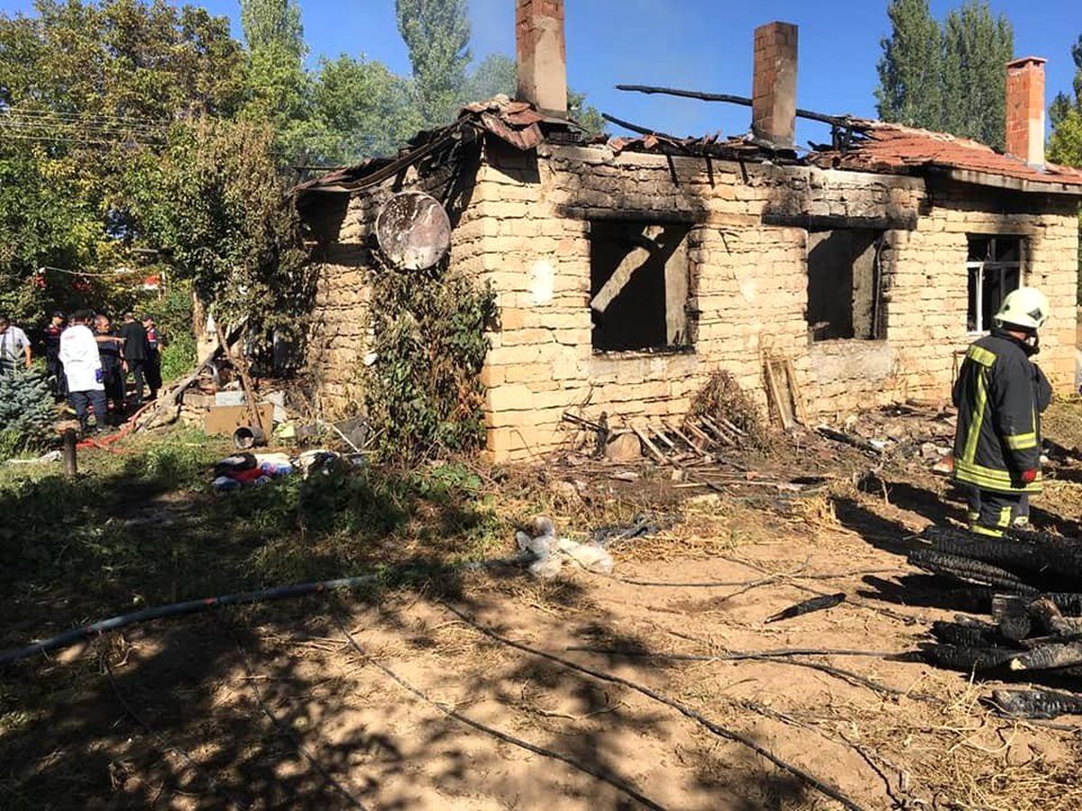 Yaşlı çift kaldıkları evde çıkan yangında hayatını kaybetti
