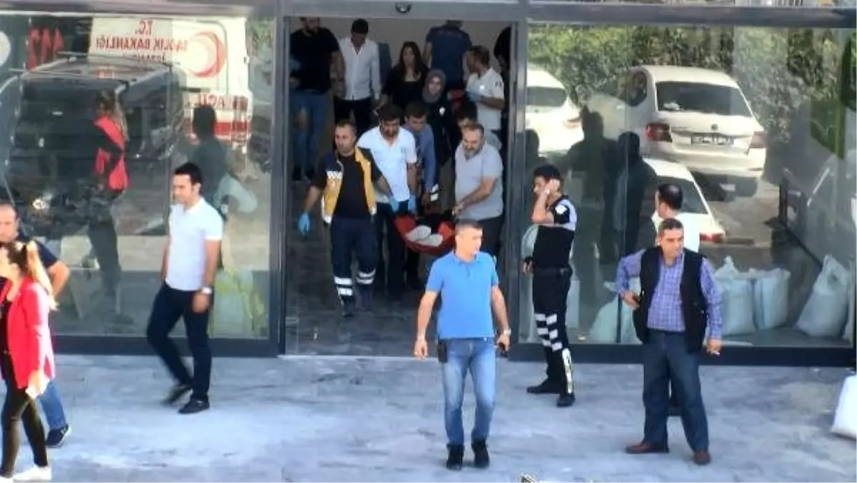 Yenibosna\'da silahlı saldırı; 2 yaralı