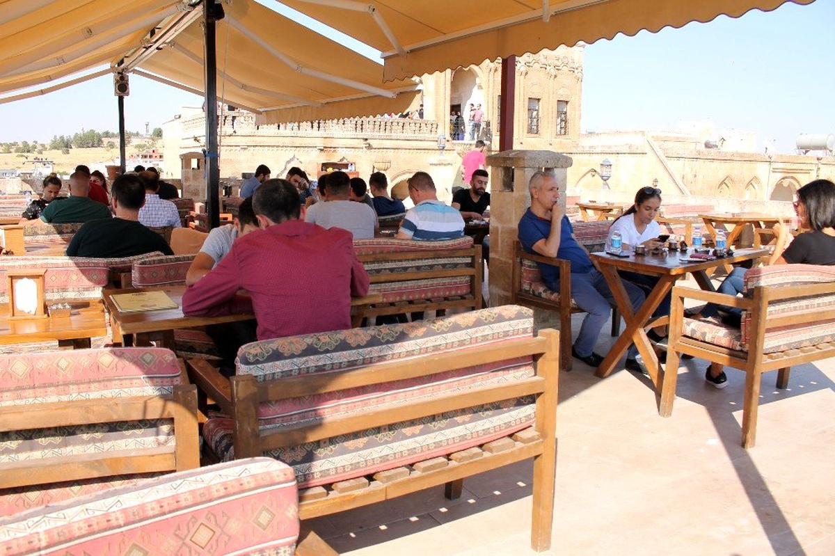 Yoğun turist akımı tarihi evleri kafelere dönüştürdü