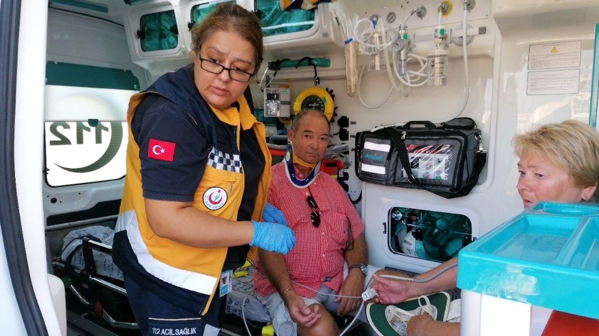Yolcu midibüsü tur minibüsüne çarptı: 6 yaralı