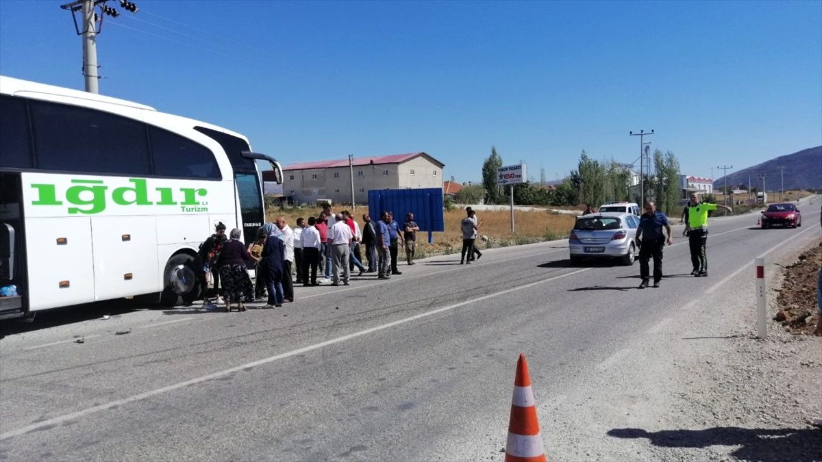 Yolcu otobüsü ile otomobil çarpıştı: 1 yaralı