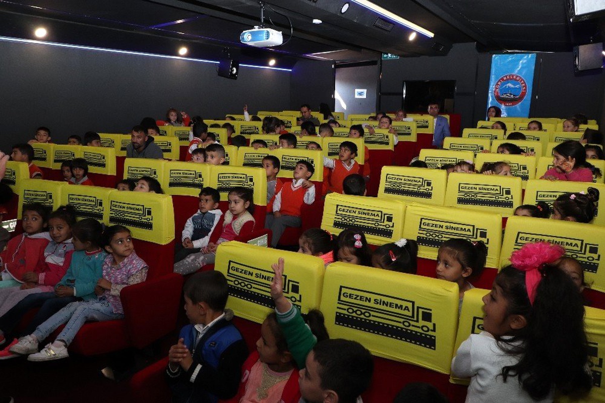 Ağrı Belediyesi çocukları gezen sinema ile buluşturdu