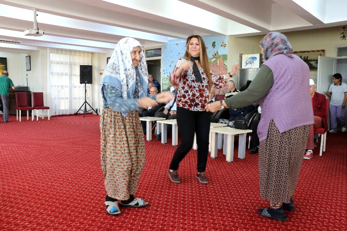 \'Altın kızlar\'a çalgılı, pastalı 100. yaş kutlaması
