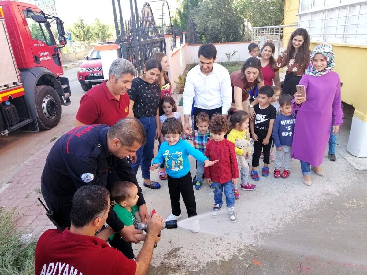 Anaokulu öğrencilerini itfaiye ekipleri bilgilendirdi