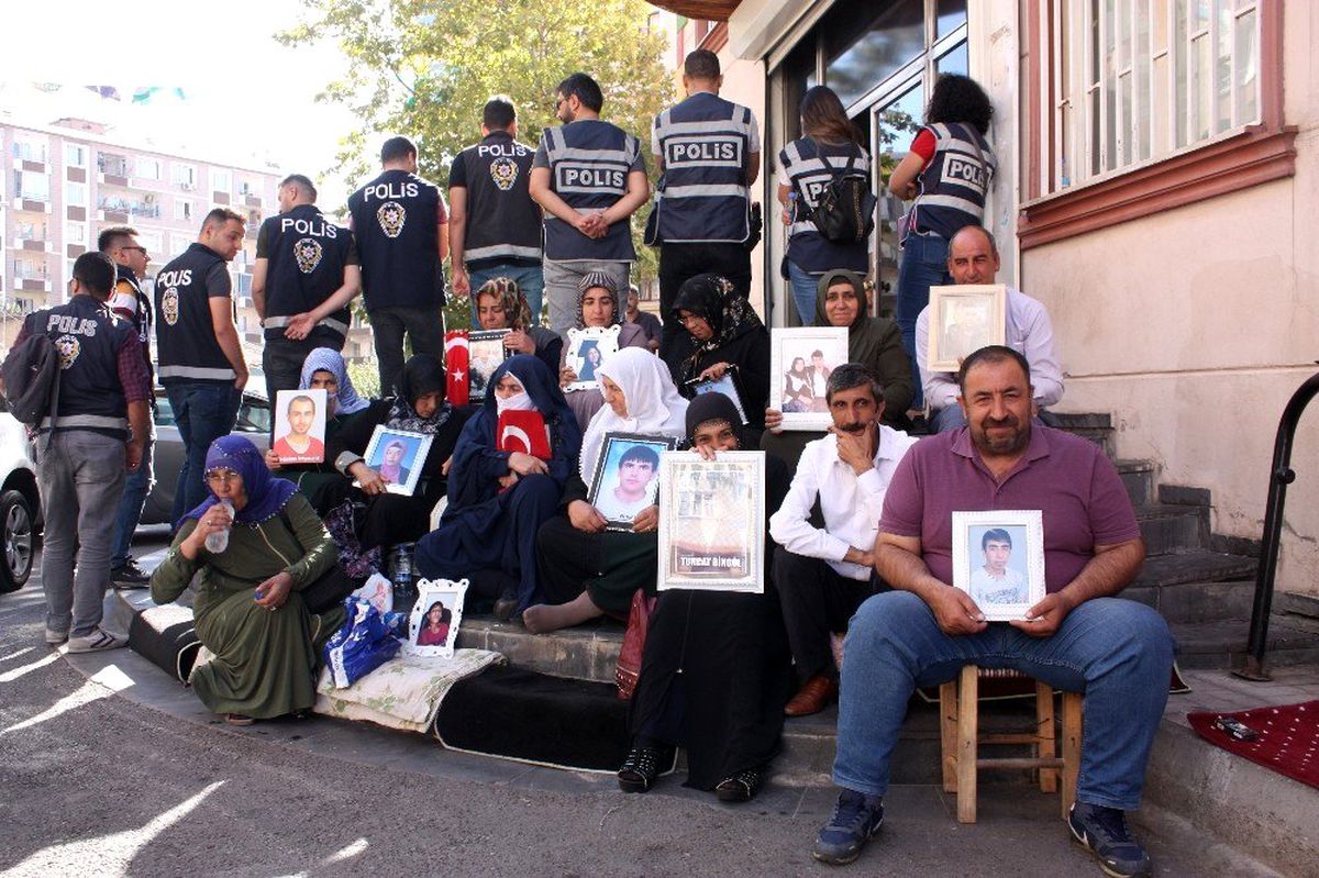 Annelerin HDP önündeki evlat nöbeti 29\'uncu gününde