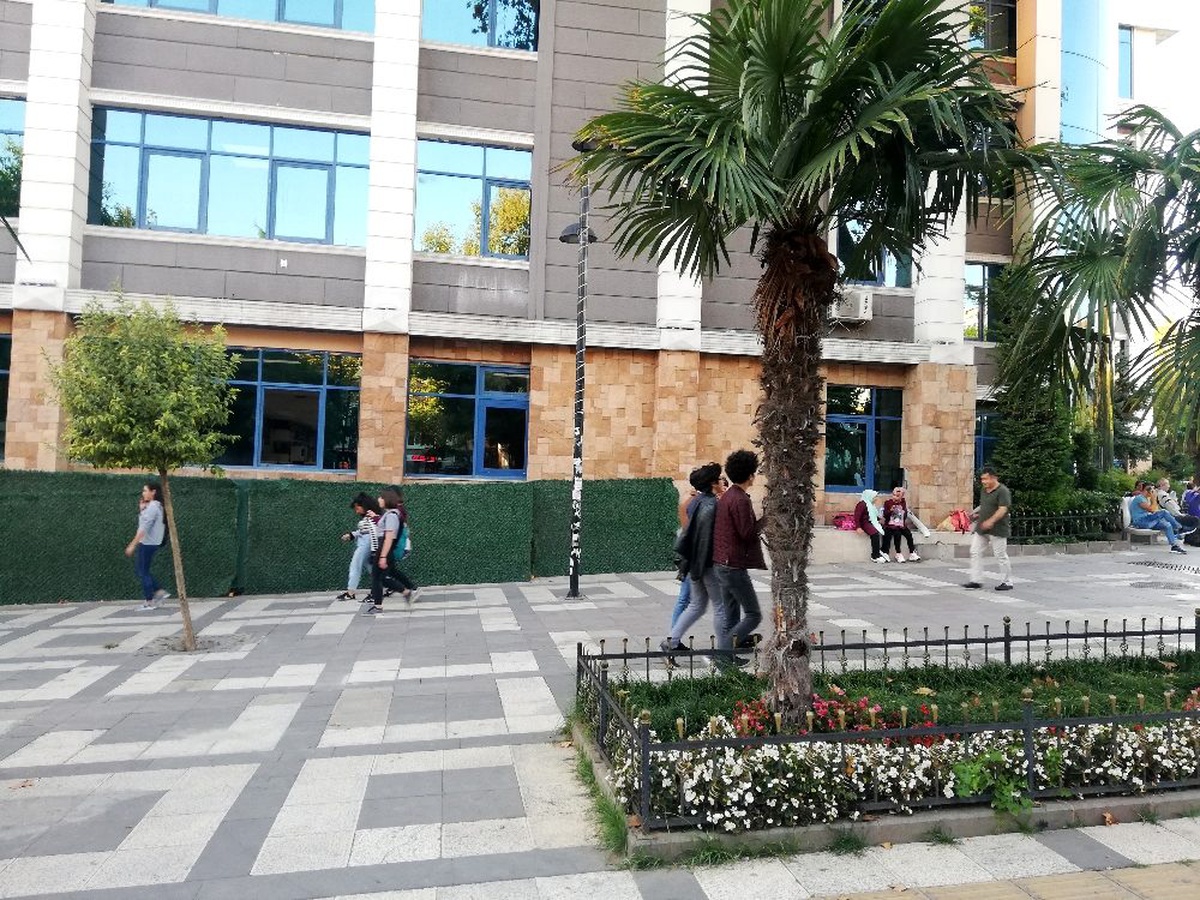 Avcılar\'da deprem oldu sanan kadın belediye binasının camından atlamaya kalkıştı