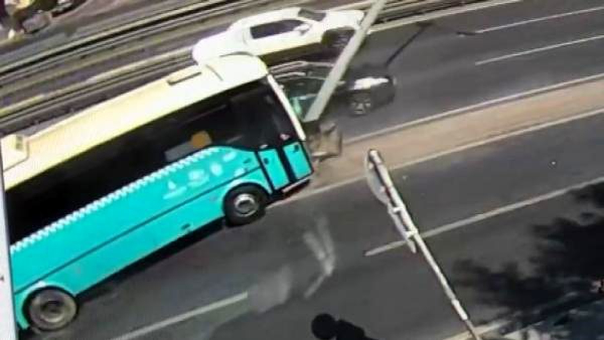 Avcılar\'daki özel halk otobüsü kazası kamerada (2)