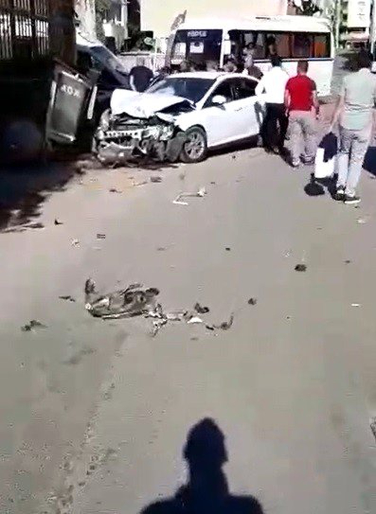 Belediye otobüsüyle otomobil çarpıştı: 3 yaralı