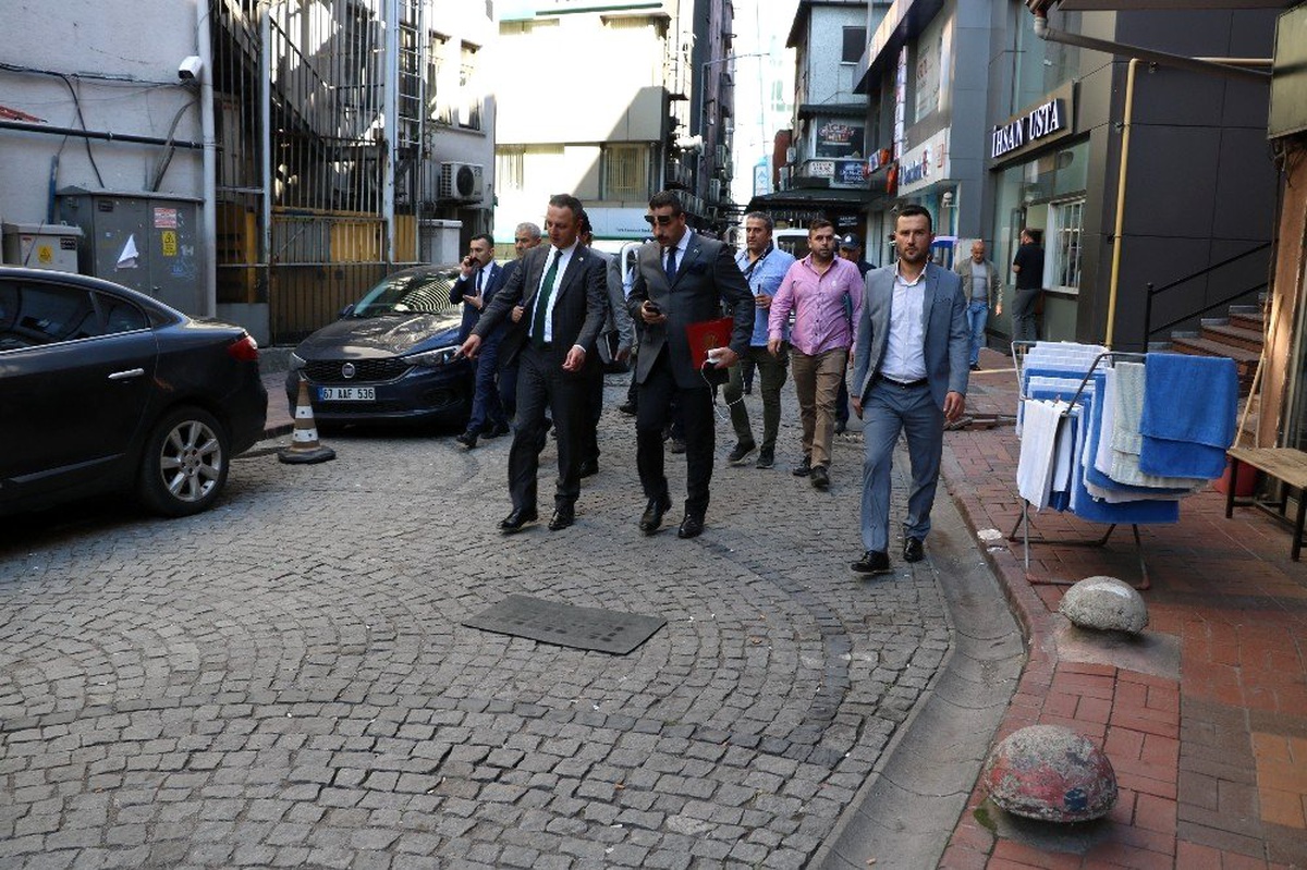 Belediye ve esnaf birlikte kaldırım işgaline son verdi