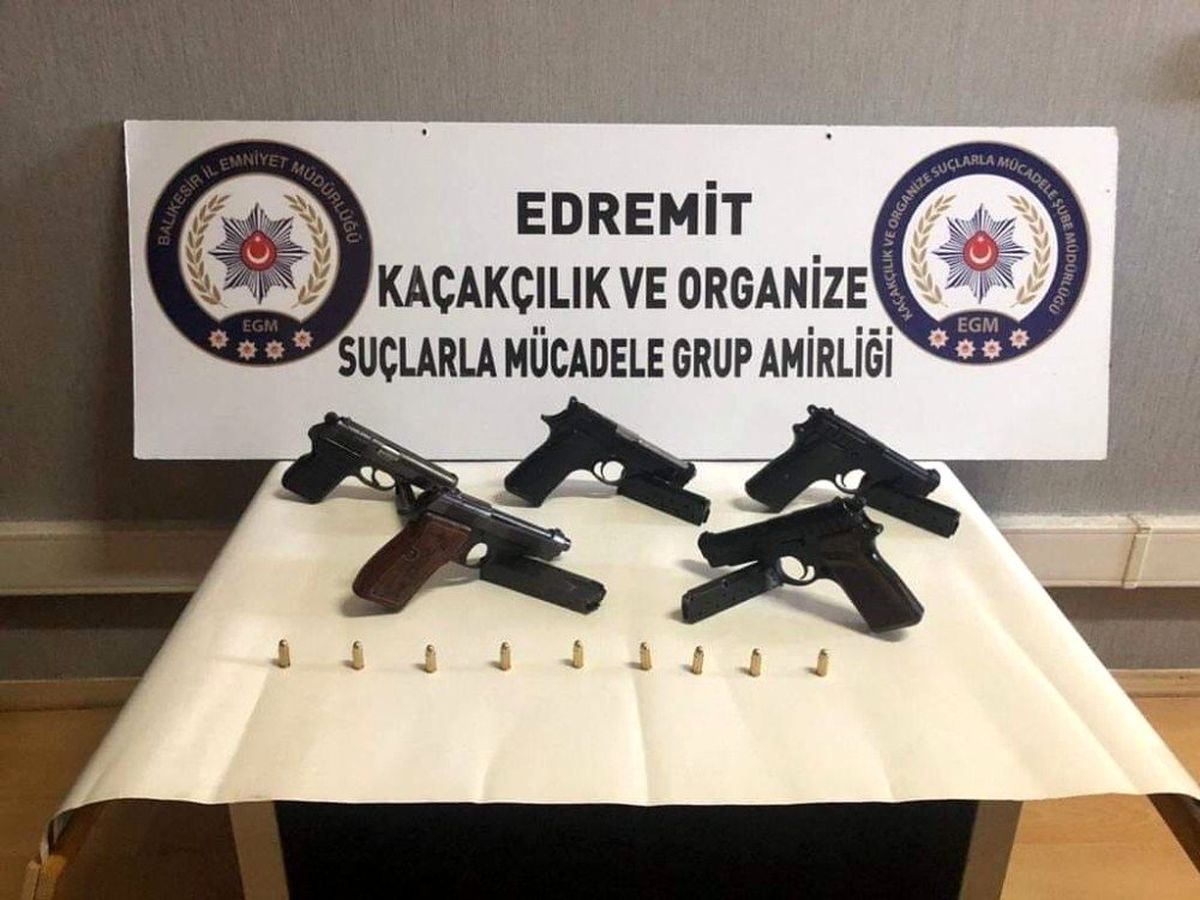 Burhaniye\'de silah kaçakçılığı operasyonu
