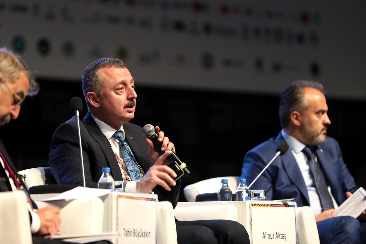 Büyükakın, \'\'Çocuklara mutlu oldukları bir dünya bırakmalıyız\'\'