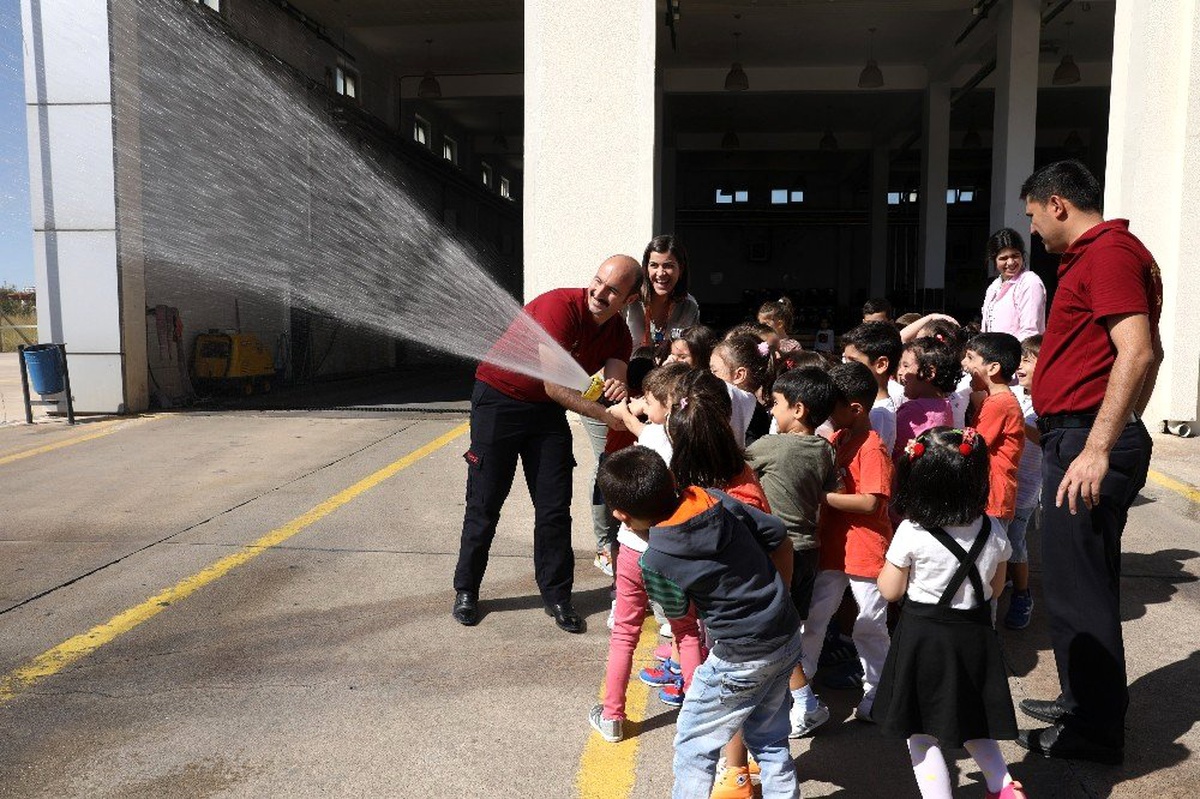 Büyükşehir Belediyesi\'nden öğrencilere itfaiye eğitimi