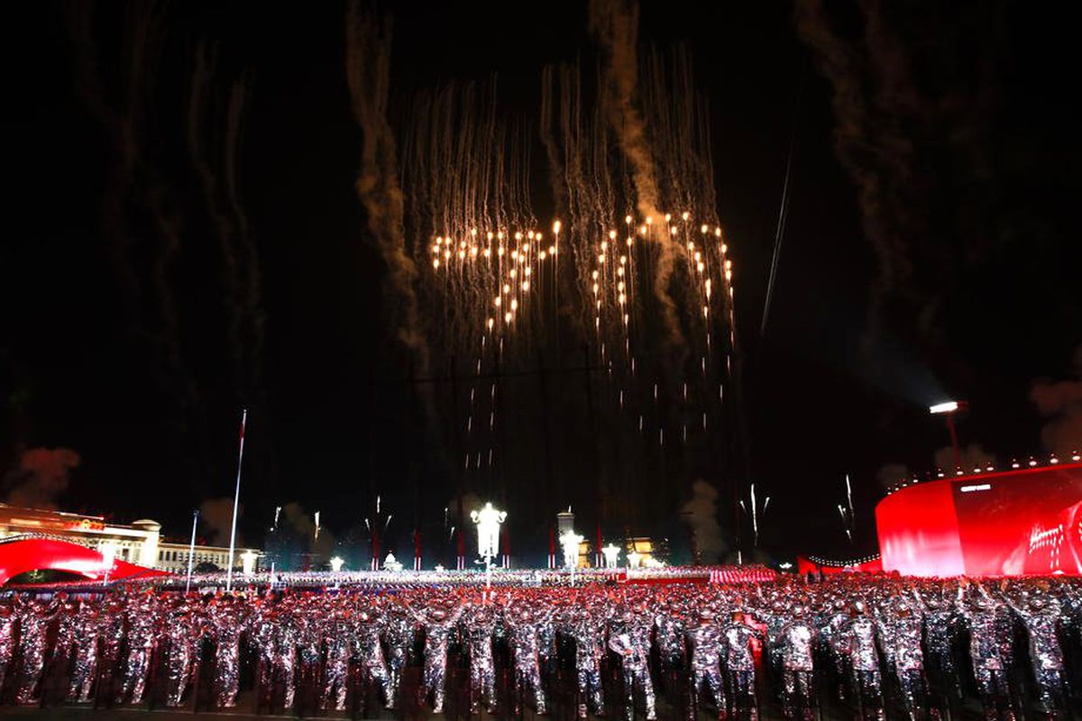 Çin\'de kuruluş kutlamalarında muhteşem havai fişek gösterisi