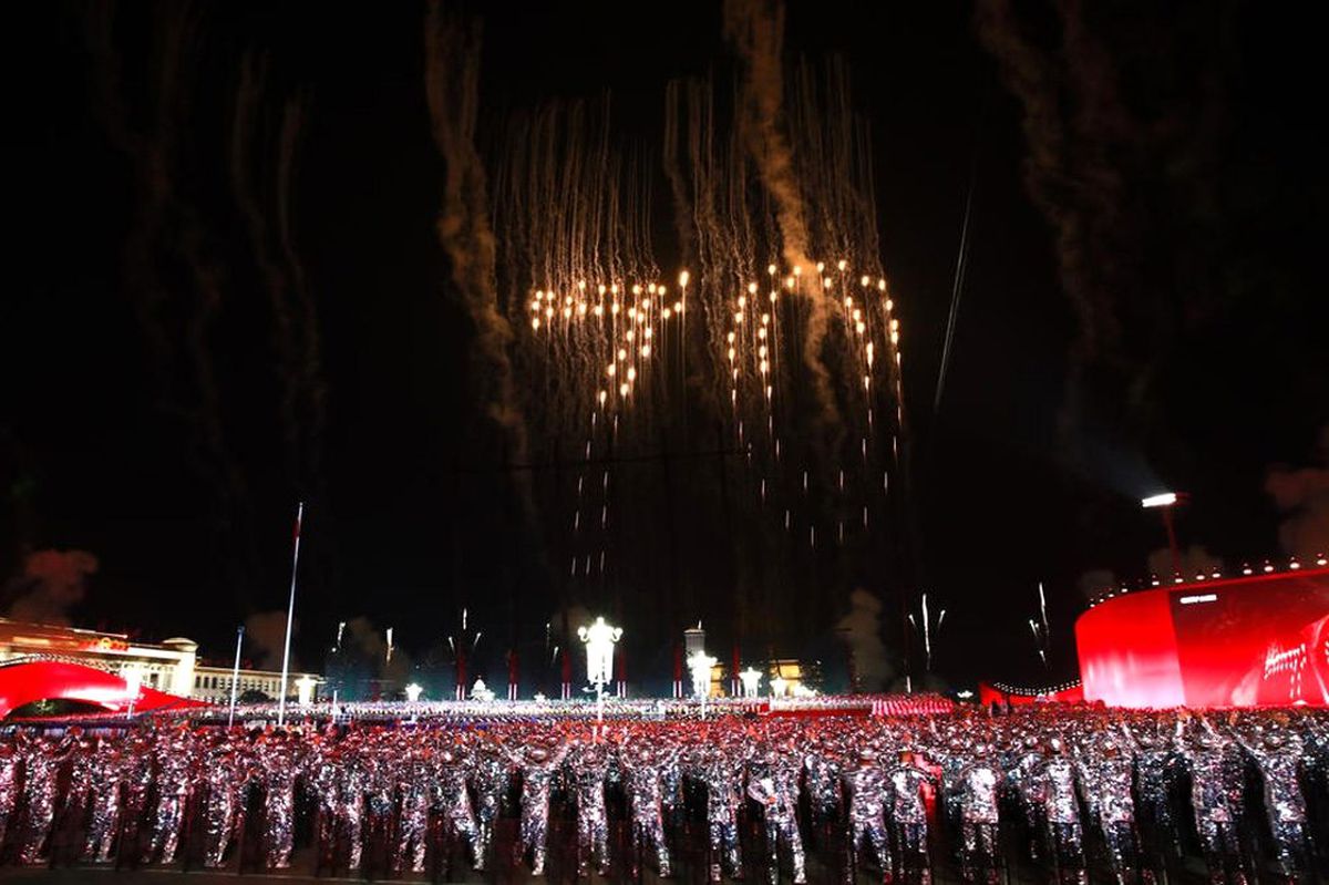 Çin\'de kuruluş kutlamalarında muhteşem havai fişek gösterisi