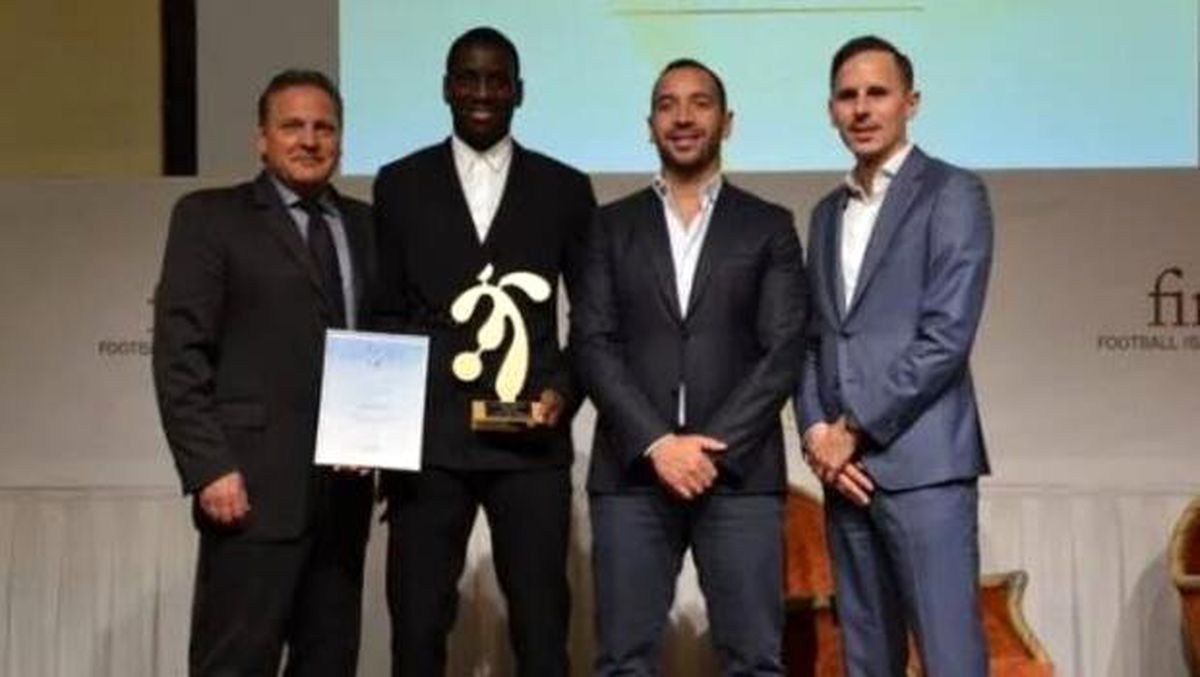 Demba Ba\'ya anlamlı ödül!