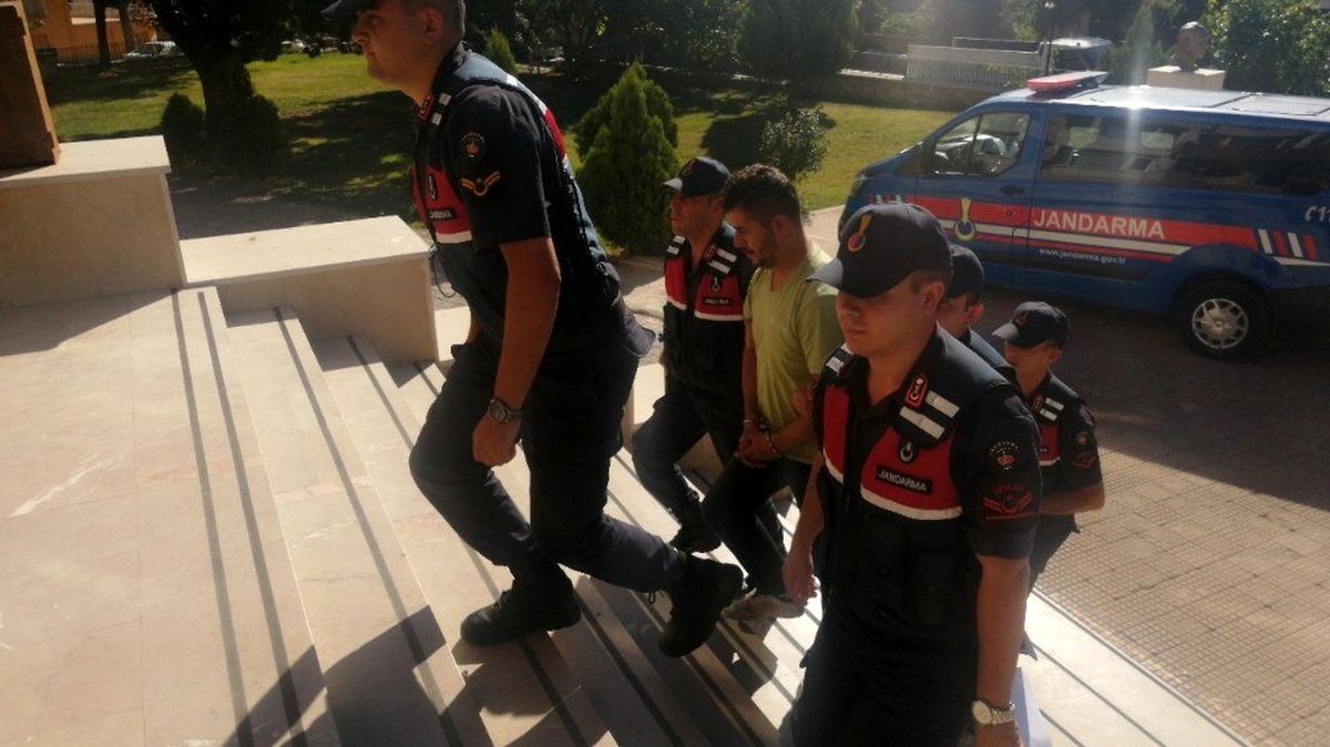 Denizli\'de 16 kilogram esrarla yakalanan şahıs adliyeye sevk edildi