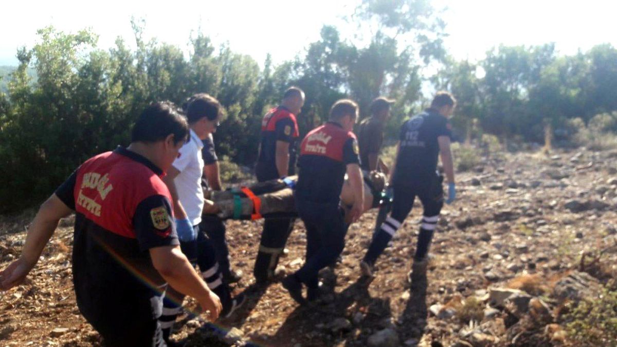Devrilen traktörün altında kaldı