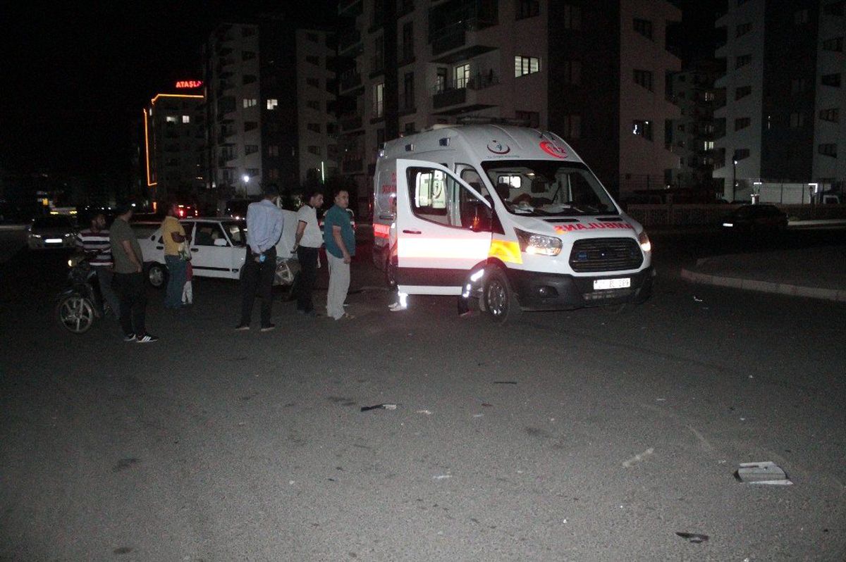 Diyarbakır\'da otomobil ambulansa çarptı