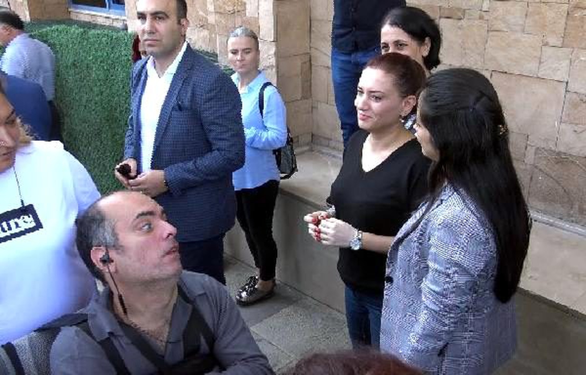Dolap sallanınca deprem sanıp 1\'inci kattan atladı