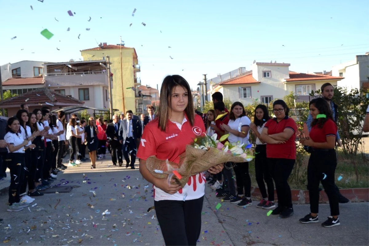 Dünya şampiyonu Habibe, okulunda coşku ile karşılandı