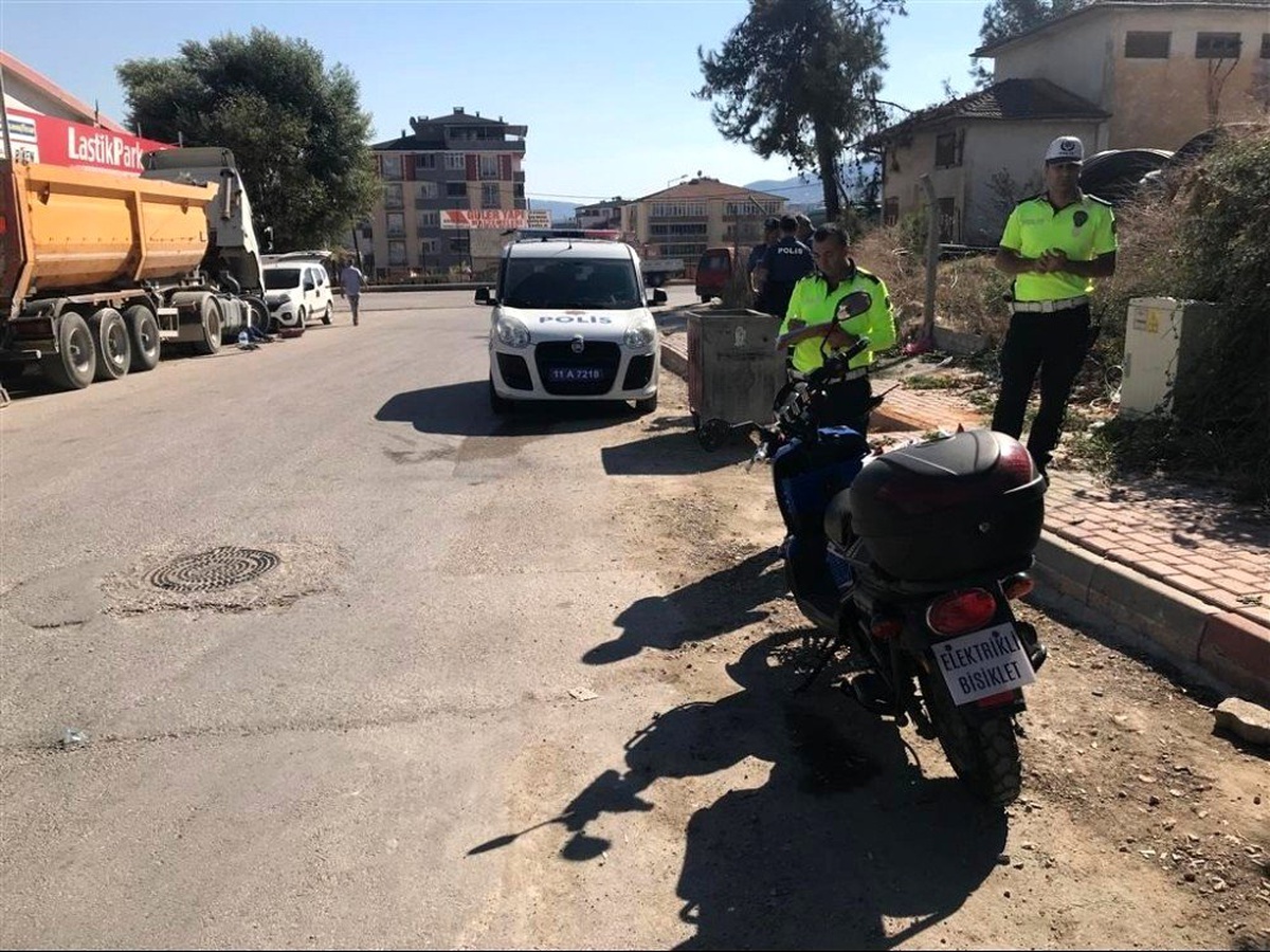 Elektrikli motosiklet ile kaza yapan sürücü yaralandı